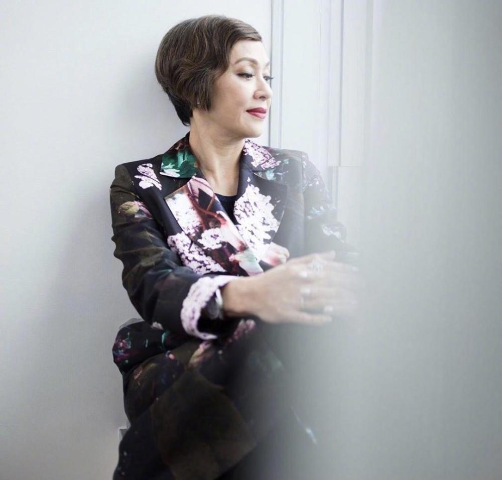 61岁余安安真不服老穿黑色吊带裙精致洋气活出了奶奶辈的骄傲