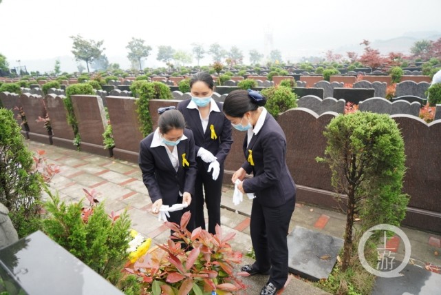 陵园推出代客祭扫今年已代祭300多次全程录像也可现场视频连线