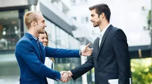 谈判之初的重要任务在于创造友好轻松氛围,同时摸清对方的底细.