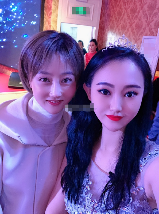 乡村爱情中最不起眼的她,私下晒百万豪车,随便一件外套都上万块