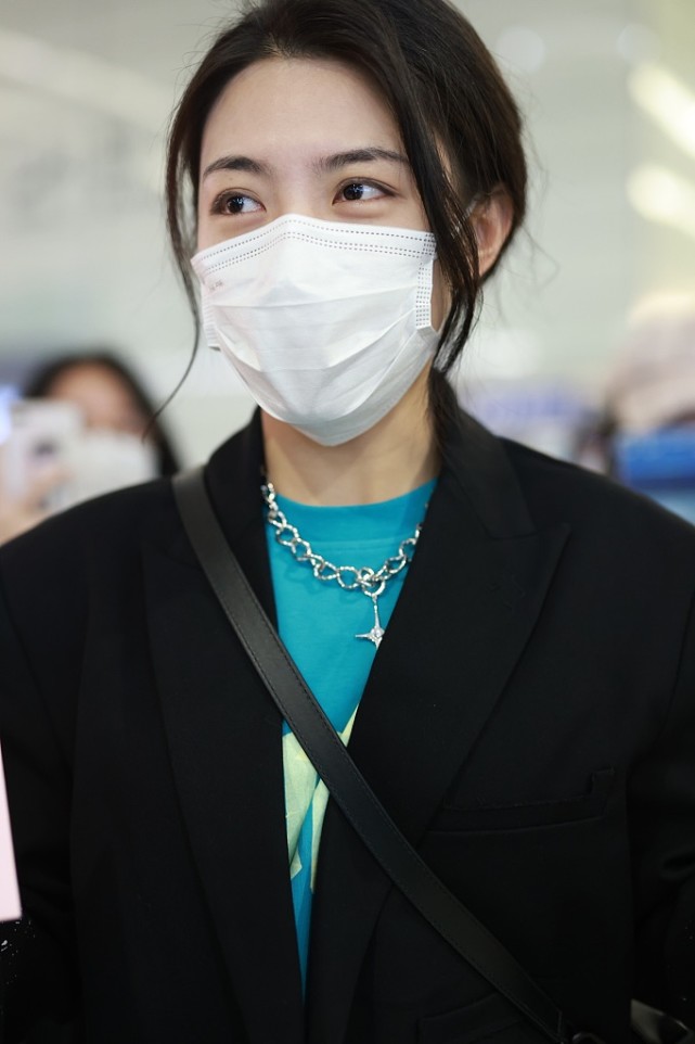 戴萌抵上海获粉丝接机心情靓 一路挥手露甜笑气质迷人|戴萌