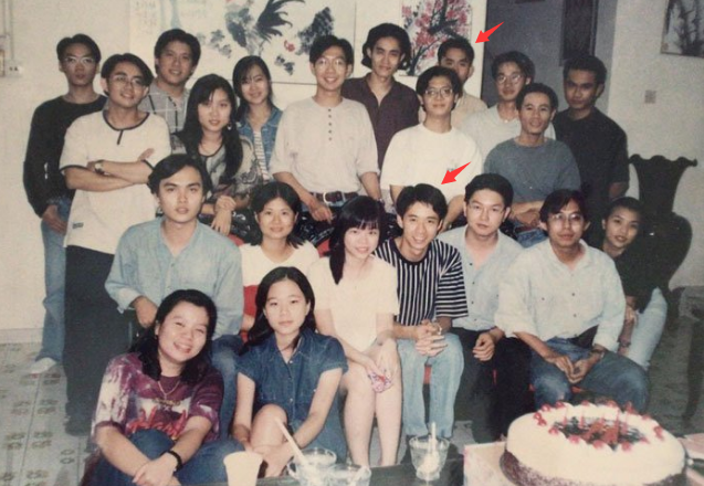 歌手黄国俊因新冠去世好友公开灵堂遗照哀悼妻子携年幼儿女家中守灵