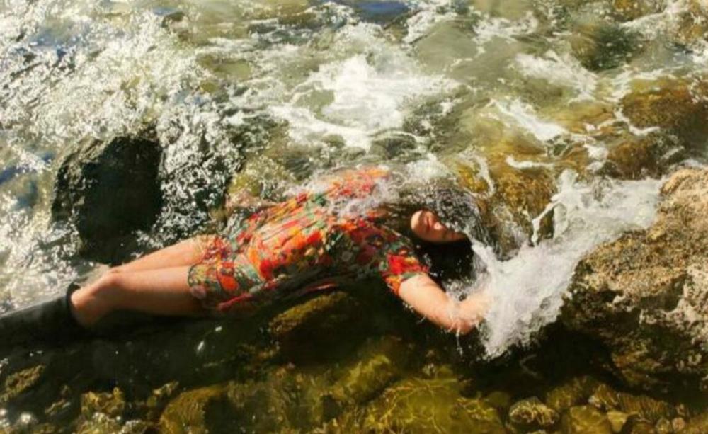 大师 画 腻了美女, 改 画落水女子,湿透的露肩花裙最具艺术美!