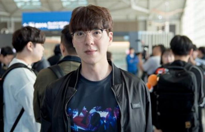 大家也越来越发觉出来教练这个位置的重要性,而这支dk的教练,就是前