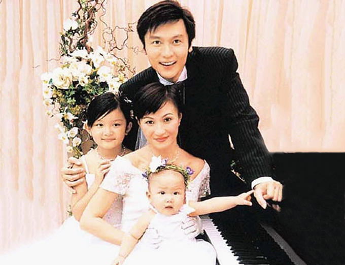 关礼杰为爱妻庆生妻子穿花裙戴金表显阔气吴家丽惊喜现身派对