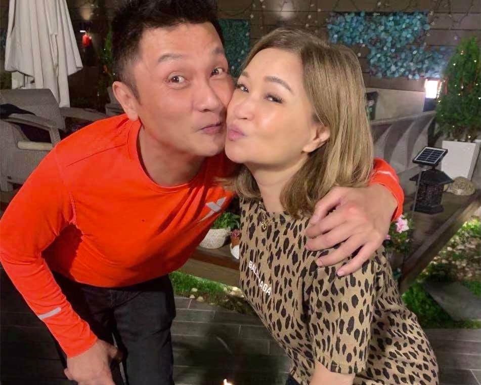 关礼杰为爱妻庆生妻子穿花裙戴金表显阔气吴家丽惊喜现身派对