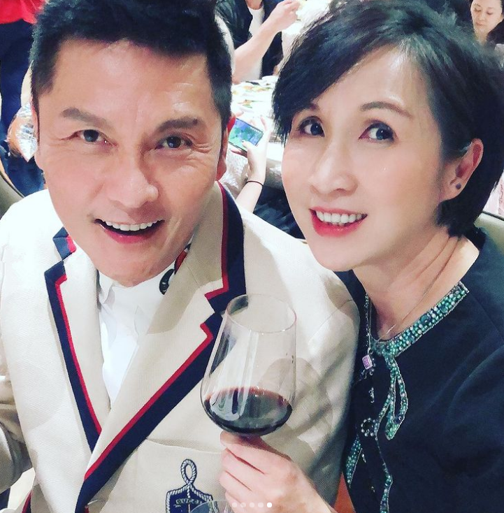 关礼杰为爱妻庆生妻子穿花裙戴金表显阔气吴家丽惊喜现身派对