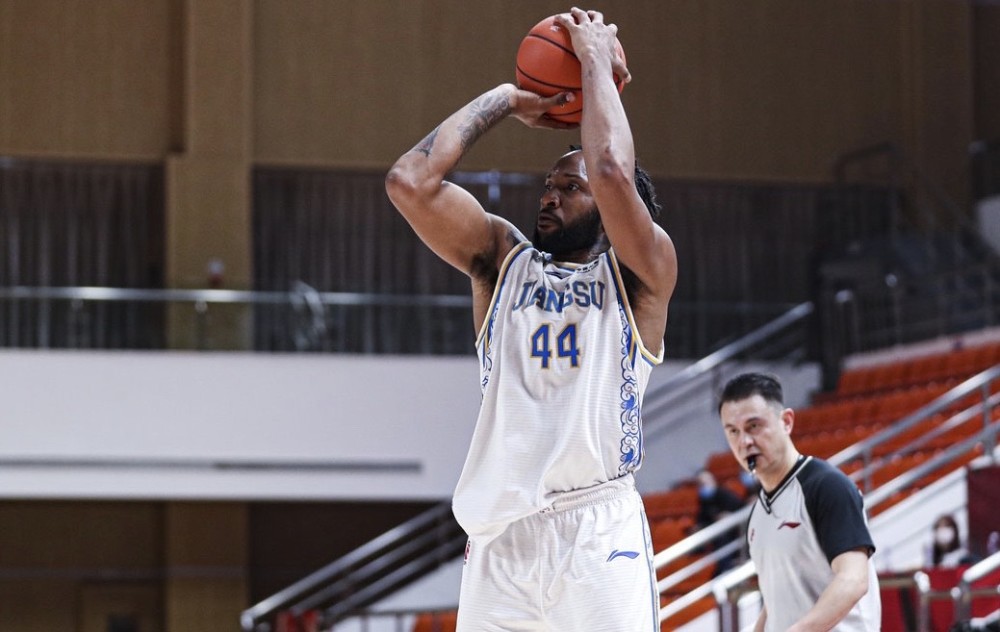 新疆3连胜送江苏9连败 周琦三节25 6威尔斯空砍38分