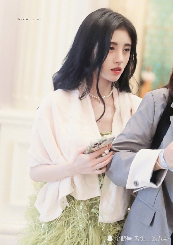 鞠婧祎创造营2021路透绿色短裙搭配温柔白外套温柔中加点优雅