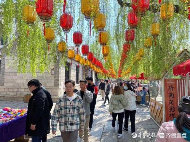 灿烂春日里,在泉水边,走在最具老城特色的百花洲街道上,还能买到很多