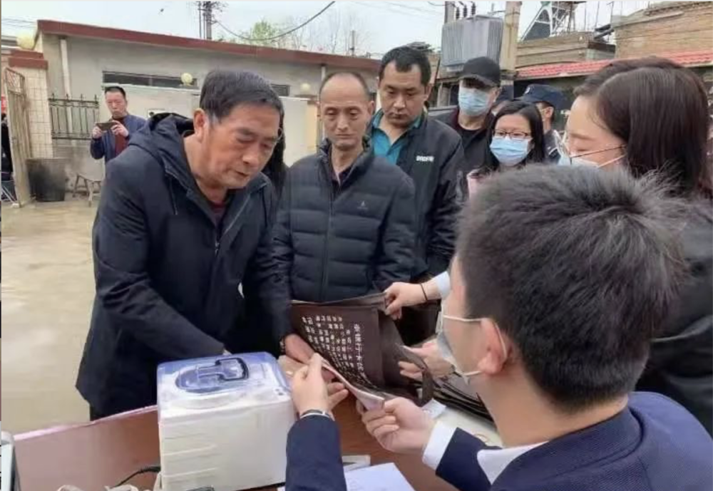 保定望都镇沈庄村民喜领城中村改造拆迁补偿款