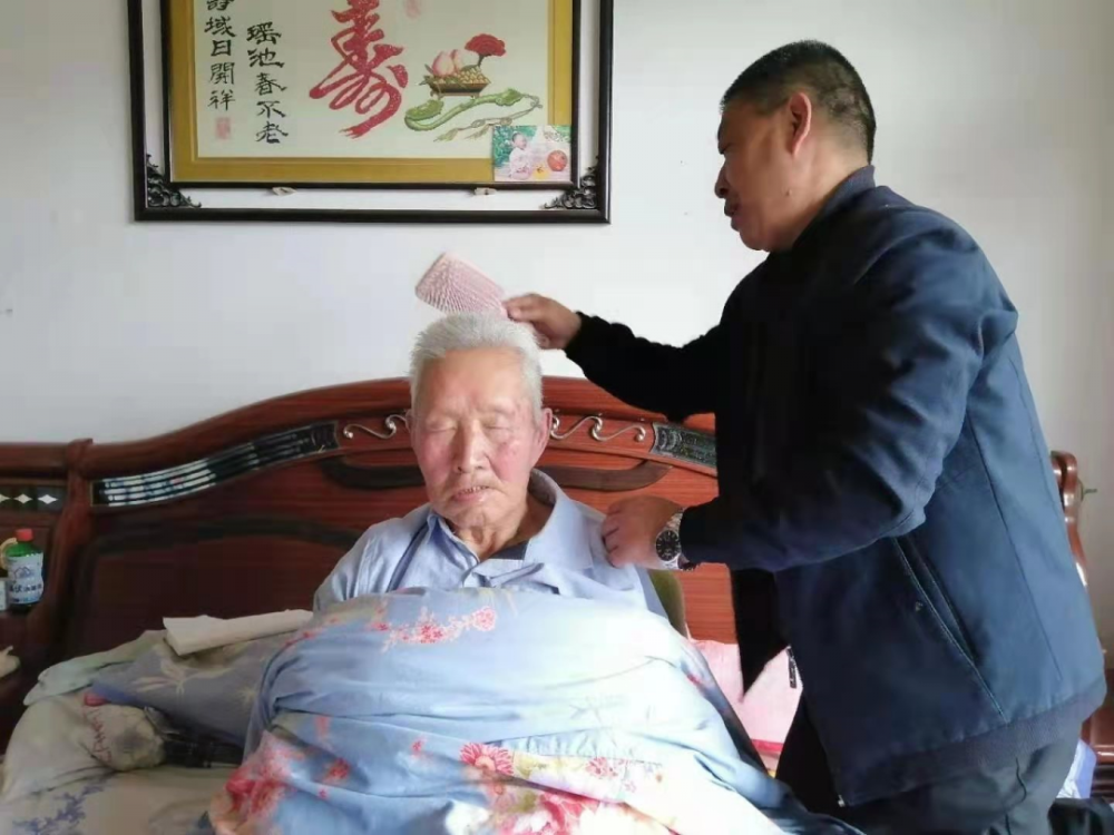西吉男子二十多年如一日照顾瘫痪父亲,妻子是他的贤内助