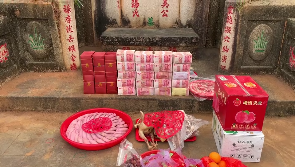 清明吴老板扫墓上山发钱 墓前钱成堆_腾讯新闻