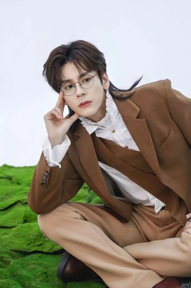 魏哲鸣眼镜杀是教授没跑了