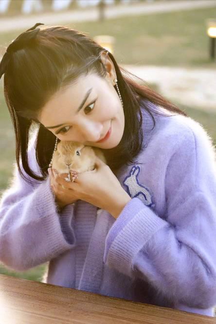 43岁黄奕为扮嫩拼了穿紫色针织衫还扎蝴蝶结状态不输小姑娘