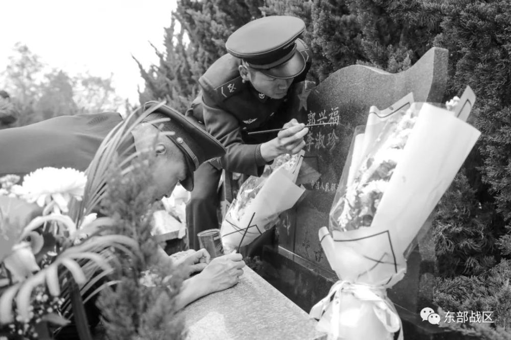 立正脱帽默哀东部战区官兵清明祭英烈