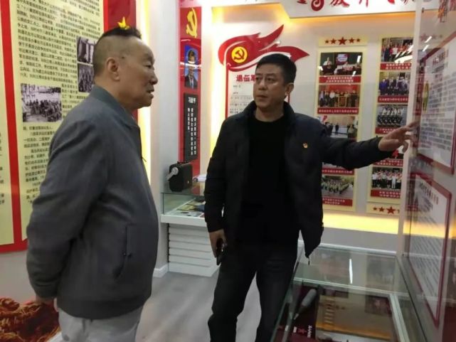 祭扫前一天,张冀一行来到县退役军人事务局,在杰出军人展馆观看了渑池