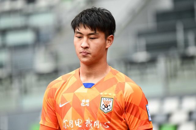 英雄迟暮36岁前国脚试训山东鲁能只踢了十几分钟就被换下