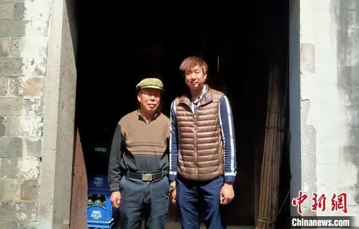 褚向阳 摄"爷爷奶奶,我终于找到你们了!爸爸,我们回家了!