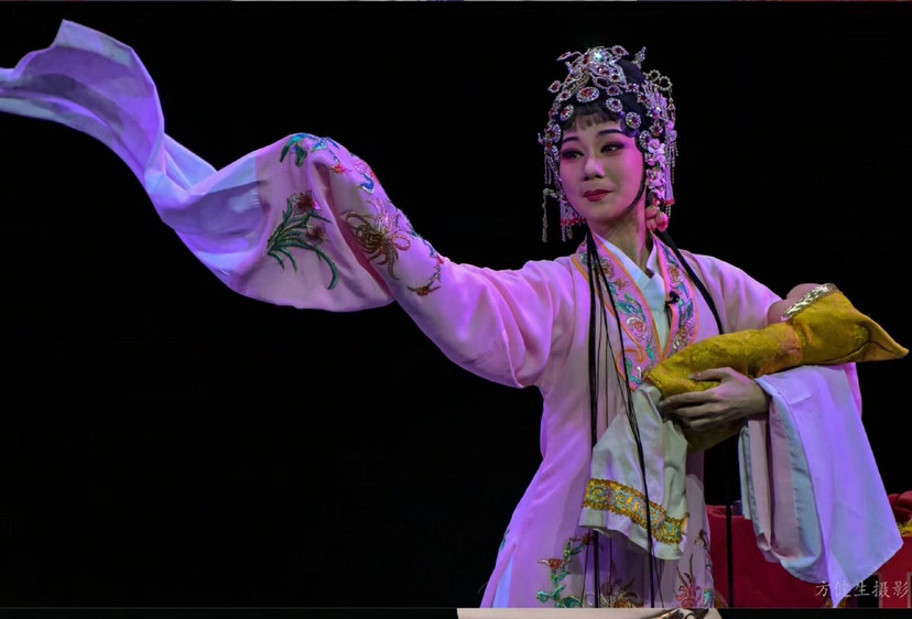 潮剧《状元归乡》中胡静汶为什么要把唱词中的"潮汕"