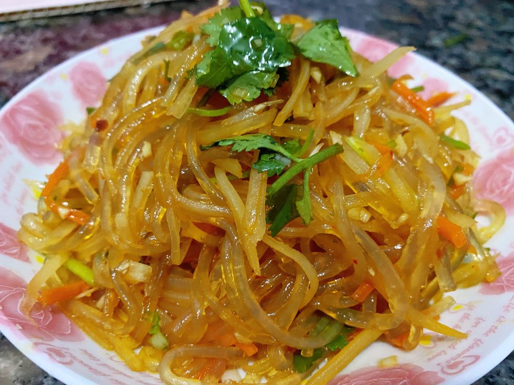 土豆的做法也是很多种,今天我们来说说凉拌酸辣土豆丝粉条,照样,先来