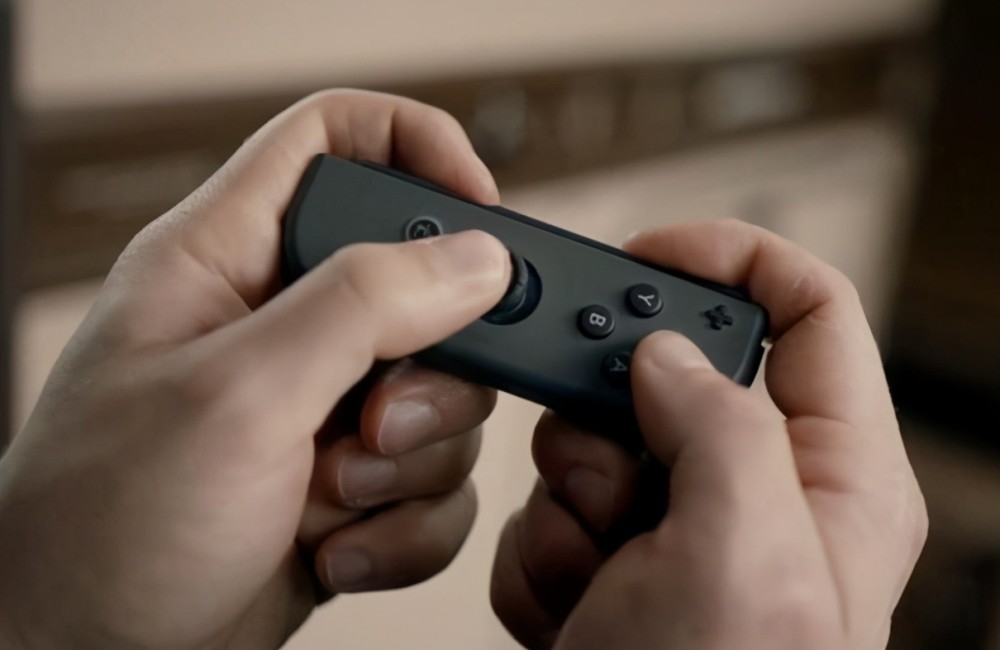 一般来说,传统的大手柄,右摇杆会在主要按键的左下方位置,而jc手柄的