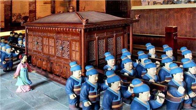北京故宫天上现七彩祥云地上飘五彩花雨连太阳都是爱你的形状