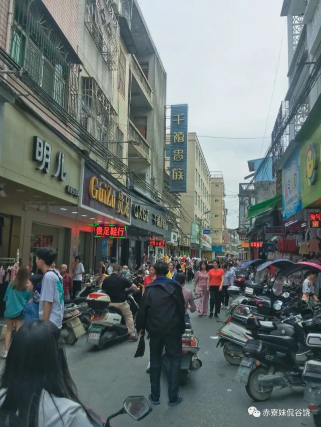 今日清明,谷饶直街恢复了往日的繁华,人来人往,生意红火