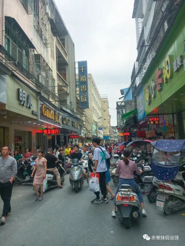 今日清明,谷饶直街恢复了往日的繁华,人来人往,生意红火