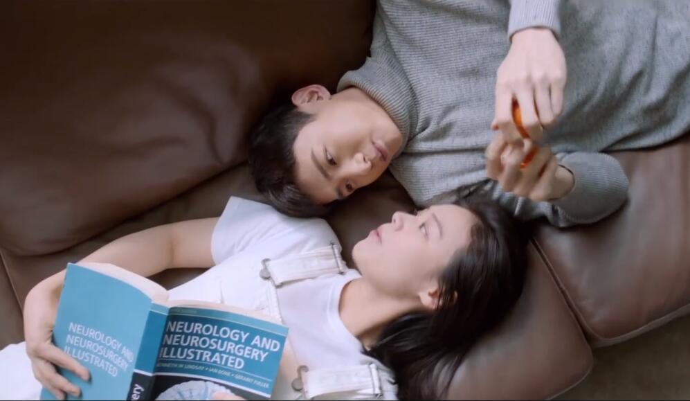 米佧和邢克垒共同躺在一个长长的沙发上我们期待的沙发吻来了