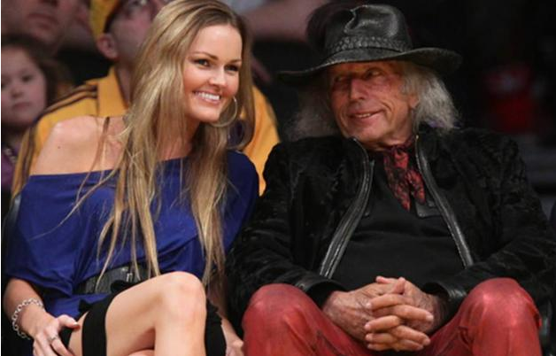 在一次普通的湖人比赛获胜后,维克曼和戈德斯坦起身欢呼.