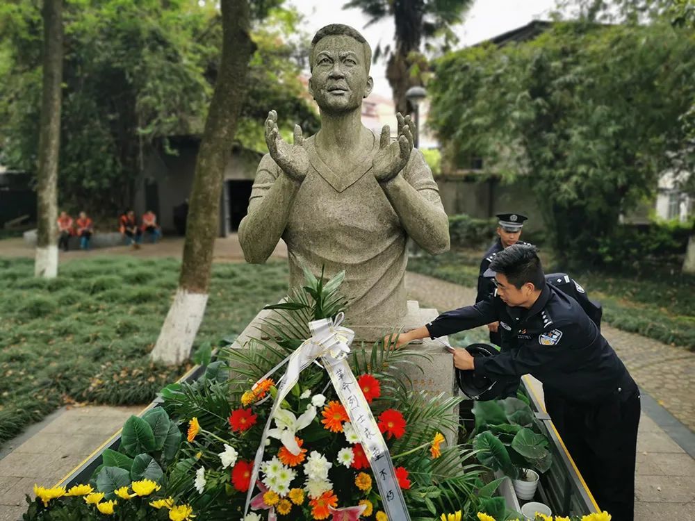 时隔十余年李小化为了人民舍生忘死的事迹仍然刻骨铭心烈士英灵从未走