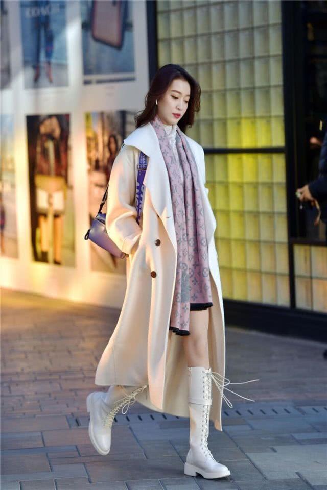 帅气潇洒的风衣搭配高挑有型,更显出自信女人的魅力风采