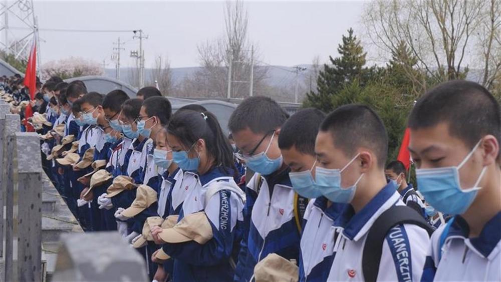 千余师生徒步百余里祭奠英烈宁夏固原一中学坚守26年