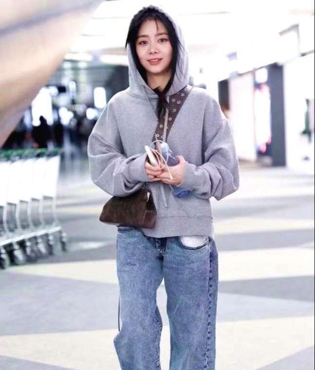 谭松韵小长假海边嬉戏一身牛仔裤亮相干净又甜美
