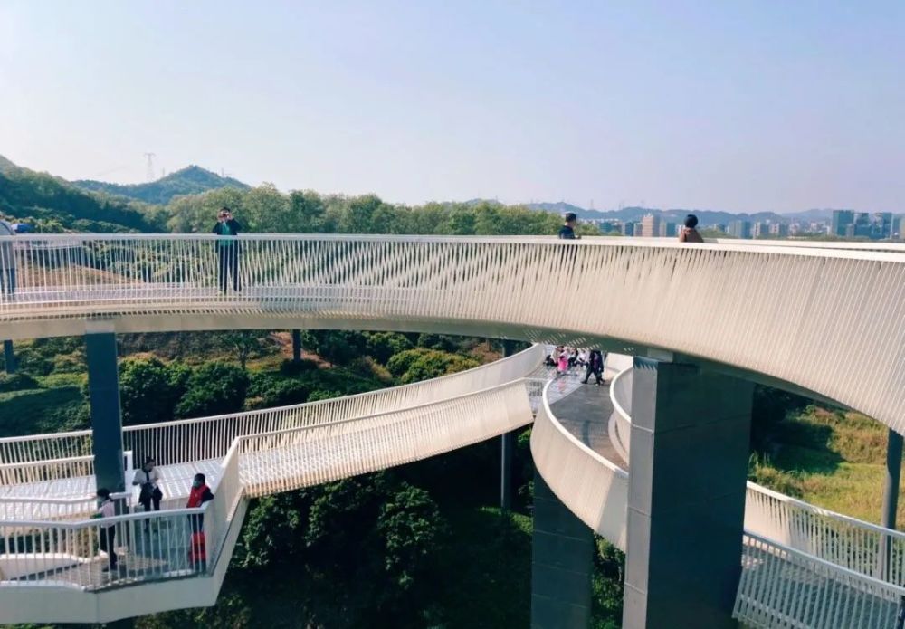 深圳新晉網紅玻璃橋!超美幾何建築浮橋,夜晚還會變身