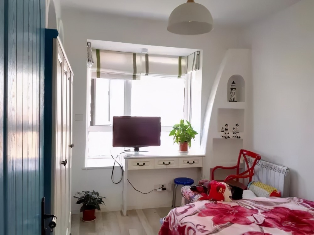 将飘窗改成书桌,它们俩真是绝配,太完美了