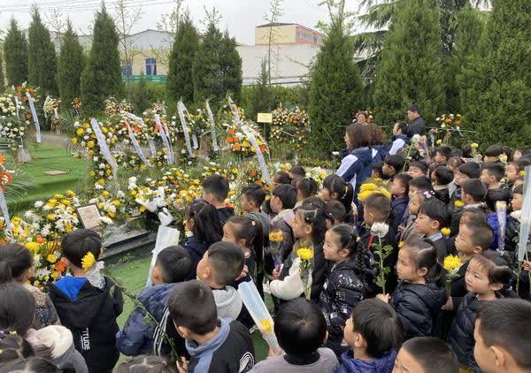 英雄为人民人民念英雄多地群众纷纷来漯祭奠王焯冉等英烈