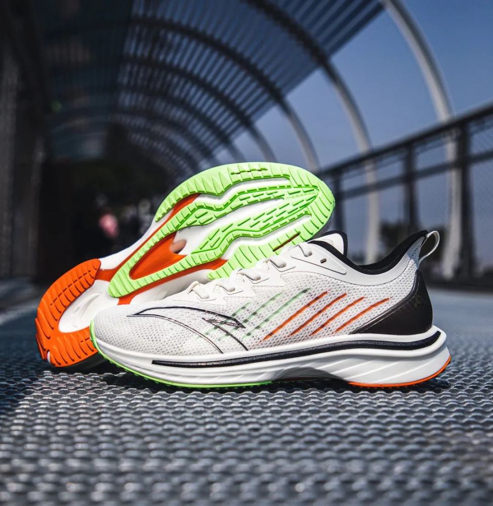 安踏全新高性能竞速训练跑鞋马赫