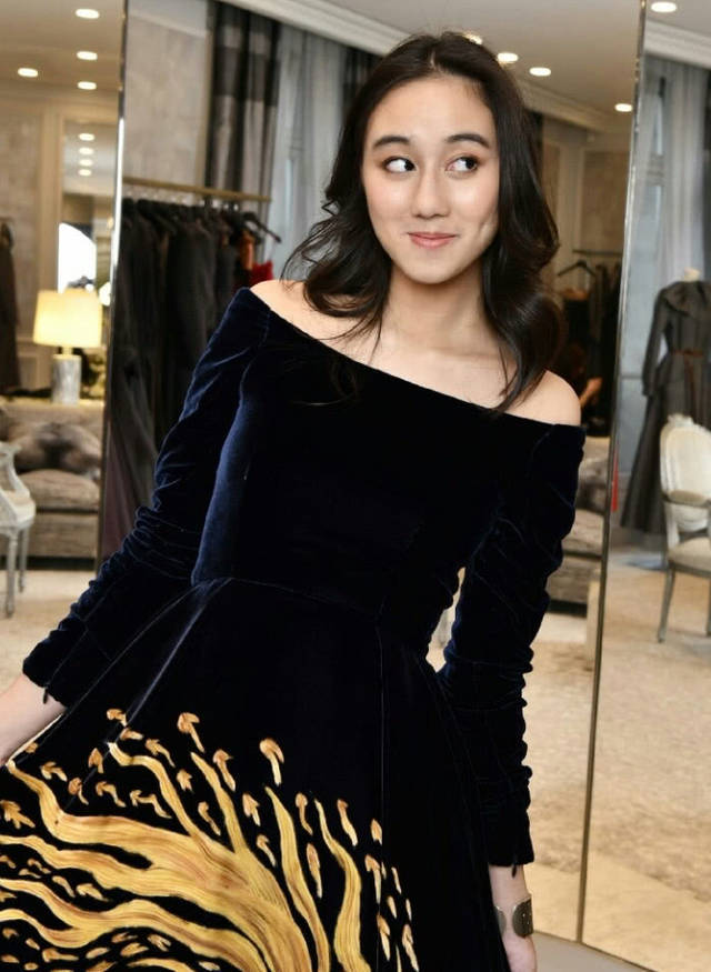 22岁何超欣清纯美丽身材有料赌王最小女儿真的超美