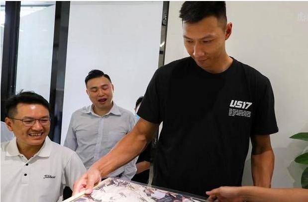 独家报道易建联签名耐克篮球另有隐情