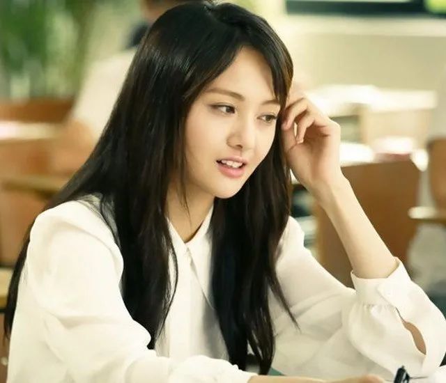 换一句话来讲,郑爽前面的2000万民间借贷是小事,两个孩子是小事,关于