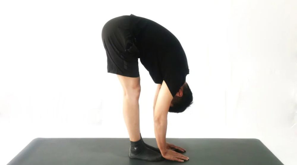 并拢,膝关节伸直,腰部,背部放松,双手自然下垂,加振动做体前屈练习