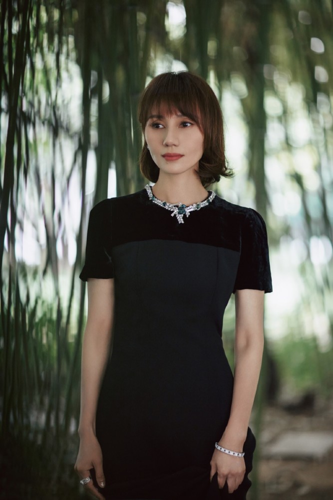 黑直长发太土,超短发又挑五官难驾驭,那什么发型更加适合40岁的女人呢