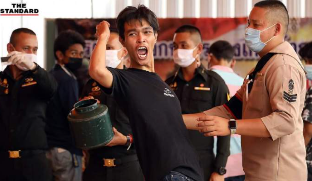 泰国征兵现场热闹非凡:靠抽签决定命运 选美冠军想要当兵