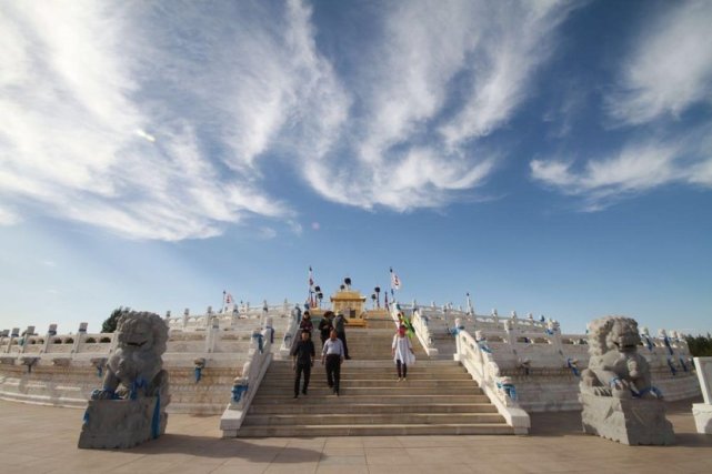 又称成陵旅游区,俗称东联景区,位于内蒙古鄂尔多斯伊金霍洛旗