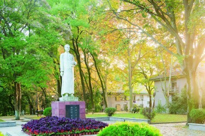 1915年入中华大学文科中国哲学门学习.