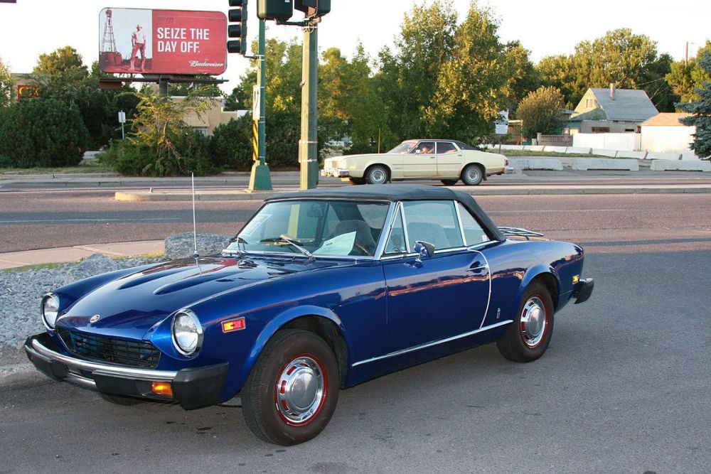 来自亚平宁半岛的经典敞篷车菲亚特124spider