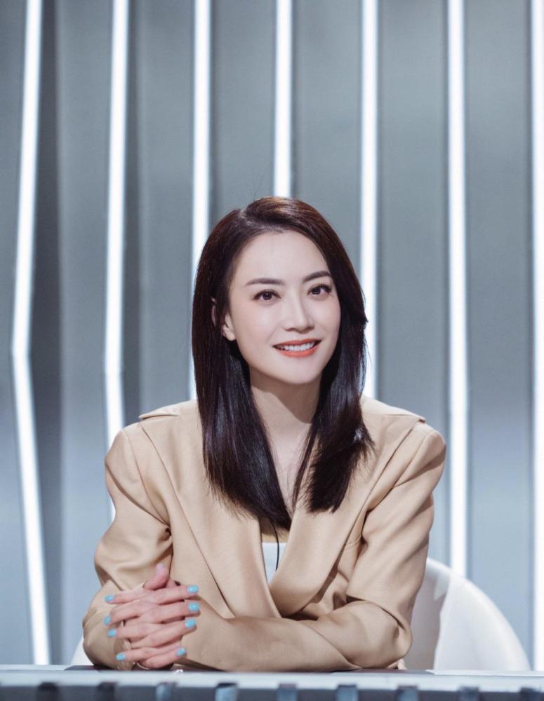 霍汶希感慨浪姐好快,担任导师普通话吃力,咖色毛衣惊艳