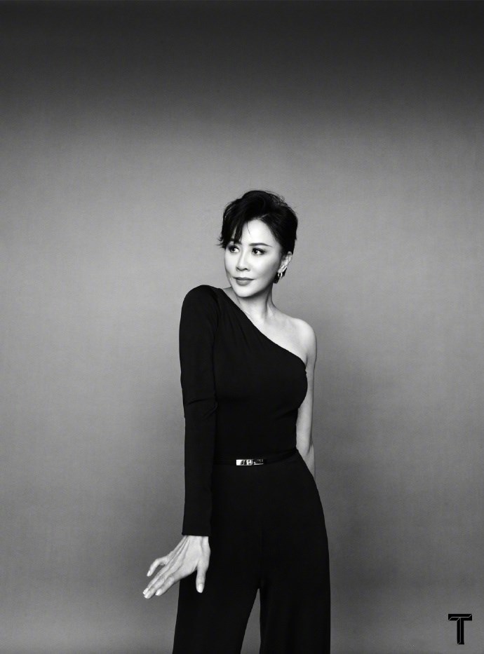 55岁刘嘉玲拍杂志大片,黑白系穿搭气质超好,颜值身材在线